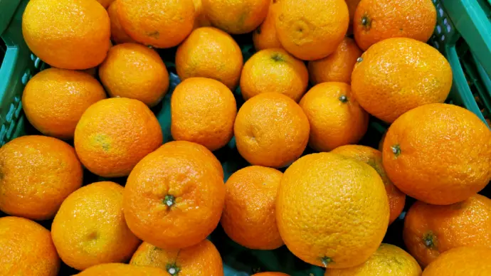 A pile of oranges sitting on top of each other